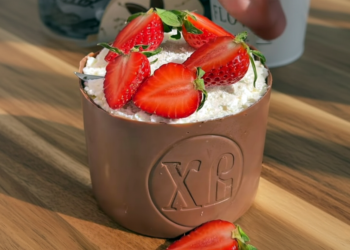 Сирна паска в шоколадному корпусі (кокосово-полунична)