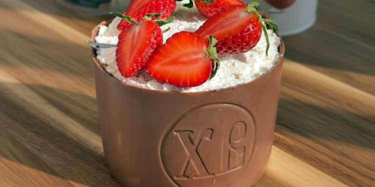 Сирна паска в шоколадному корпусі (кокосово-полунична)